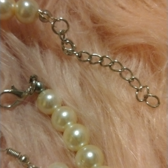 NEW 2 PC Set Faux Pearl Necklace and Earring set! - Picture 6 of 7